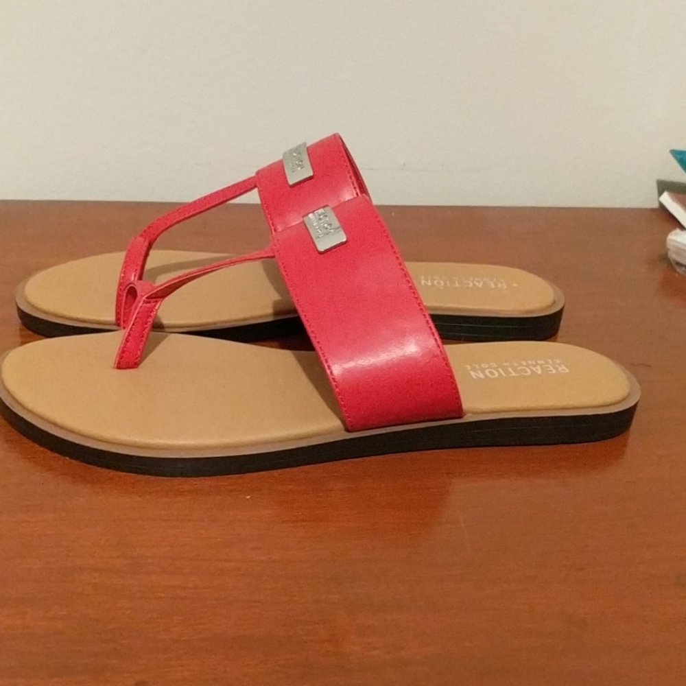 Kenneth Cole Reaction Scroll Writer sandals